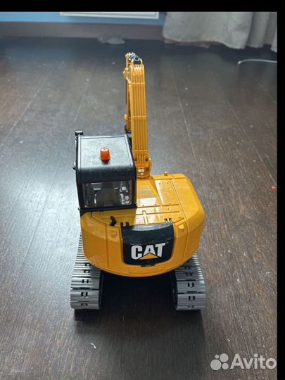 Экскаватор bruder на колесах