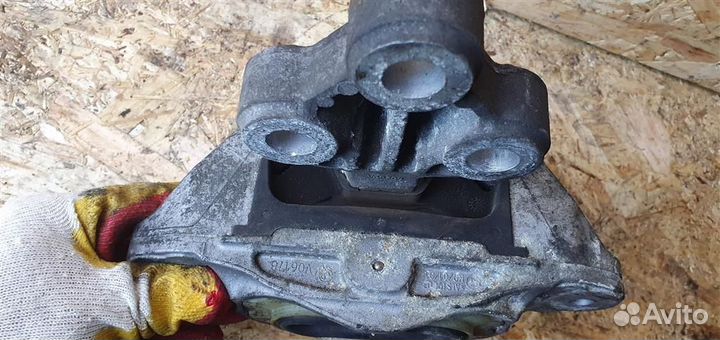 Опора двигателя левая Opel Astra J 2010-2017