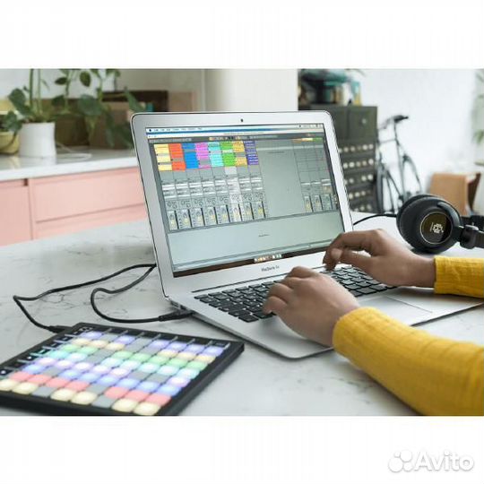 Контроллер Novation launchpad mini MK3