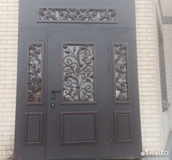 Дверь входная Цветы с кованной решеткой на заказ