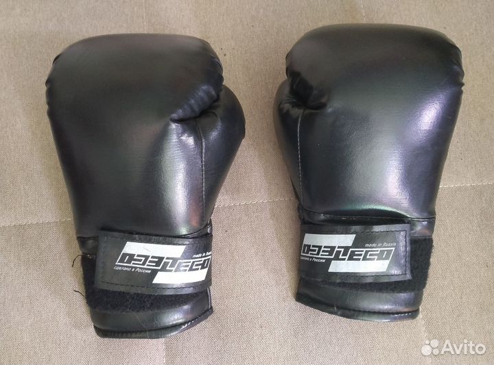 Боксерские перчатки и груша