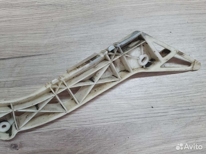 Направляющая бампера задняя правая mazda 3 bk сед