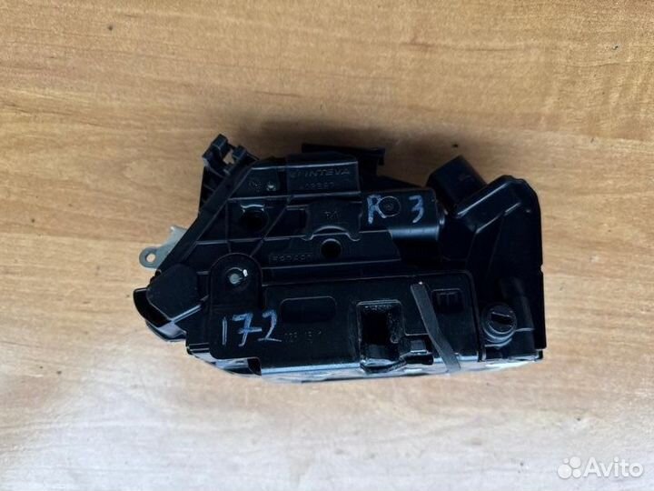 Замок двери задний правый Skoda Superb liftback