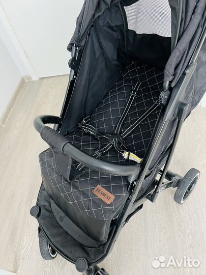 Прогулочная коляска Dearest с накидкой на ножки