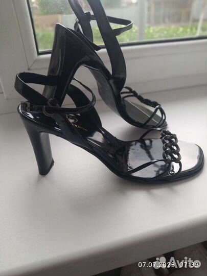 Босоножки лаковые, очень красиво смот