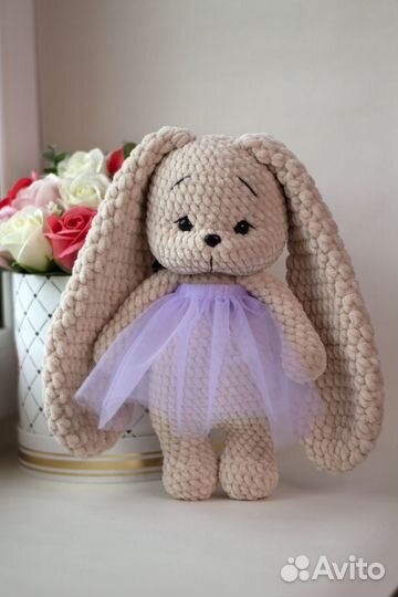 Вязаная мягкая игрушка зая в юбке