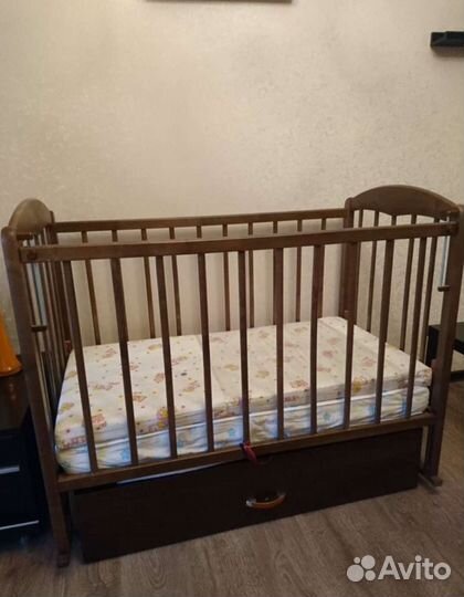 Детская кроватка с маятником и ящиком