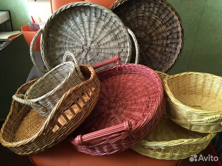 Подносы и хлебницы плетеные из бумажной лозы