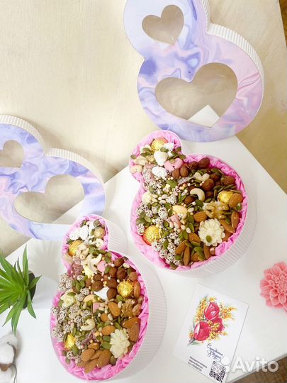 Корзина из орехов и сухофруктов