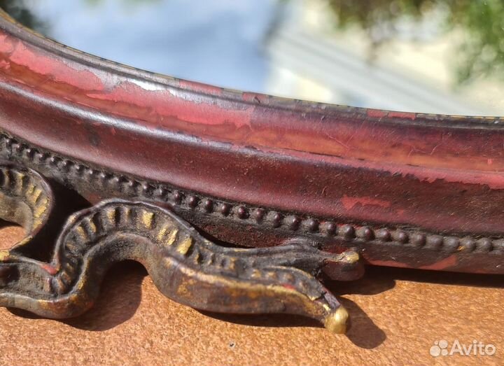 Винтажное овальное зеркало в деревянной оправе