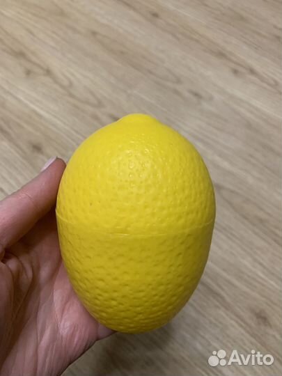 Пластмассовый контейнер для хранения лимона