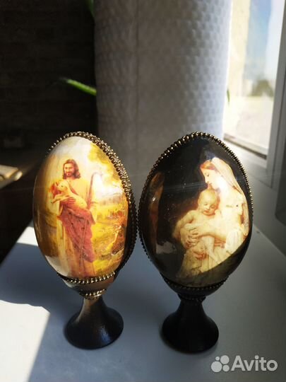 Пасхальное яйцо на подставке