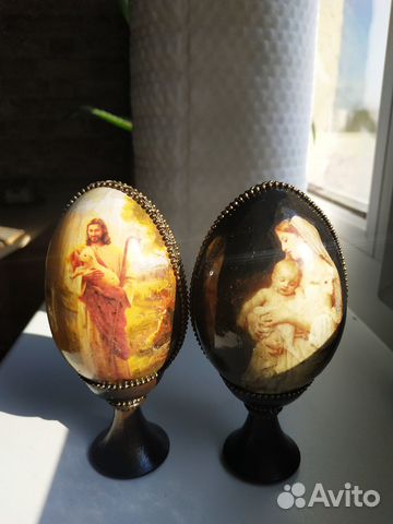 Пасхальное яйцо на подставке