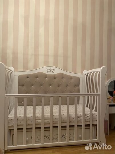 Кроватка для новорожденных с маятником