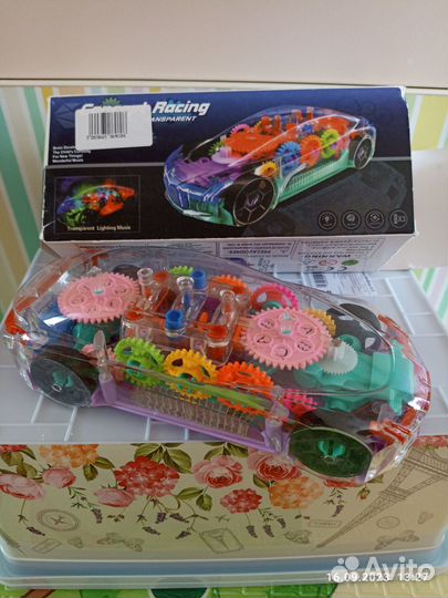 Машина музыкальная с движущимися шестерёнками