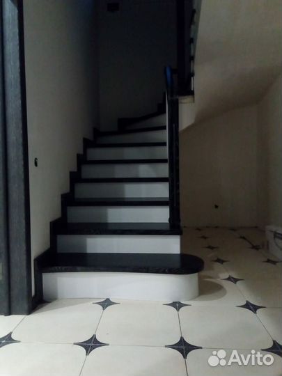 Деревянная лестница в дом на 2 этаж