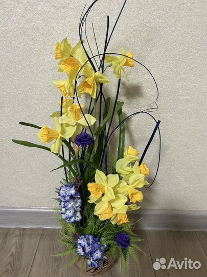 Композиция из искусственных цветов