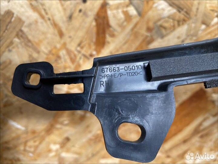 Обшивка рамки двери передней правой Toyota Avensis