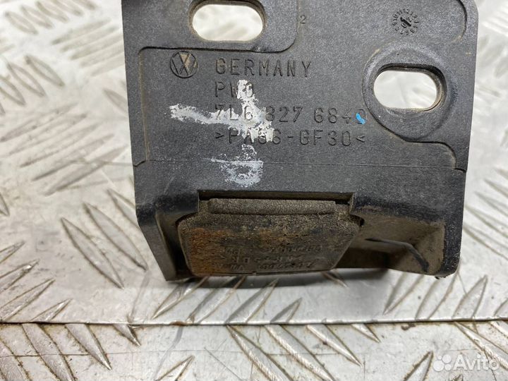 Б/У отбойник крышки багажника правый Volkswagen