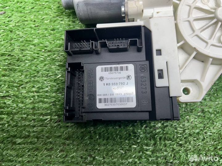 Моторчик стеклоподъемника передний правый Volkswagen1k0959792