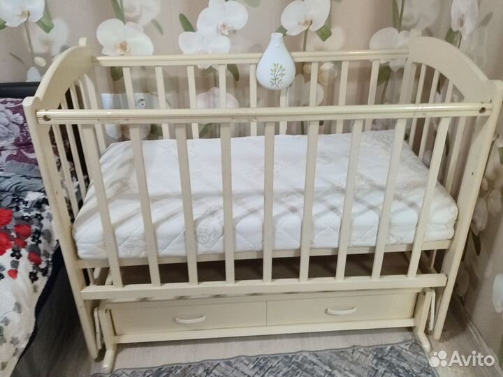 Детская кроватка с маятником и ящиком
