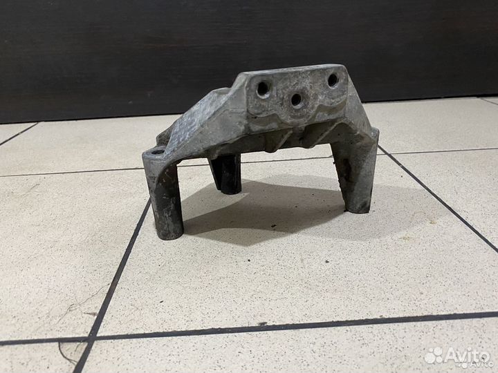 Кронштейн двигателя Opel Astra H