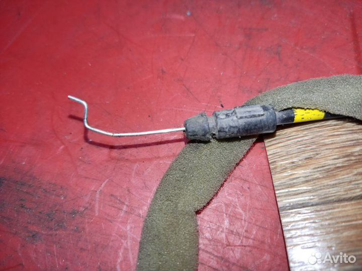 Трос двери передний левый Mitsubishi Montero 3