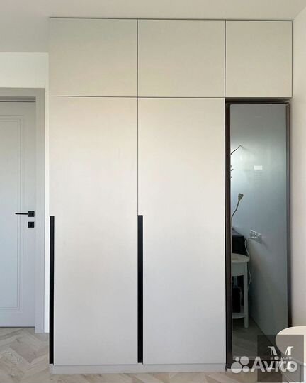 Шкаф встроенный распашной