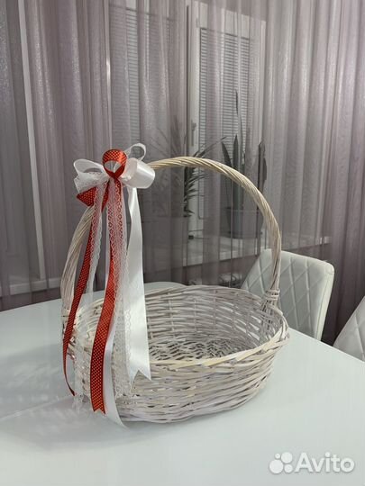 Плетеная декоративная изящная белая корзина