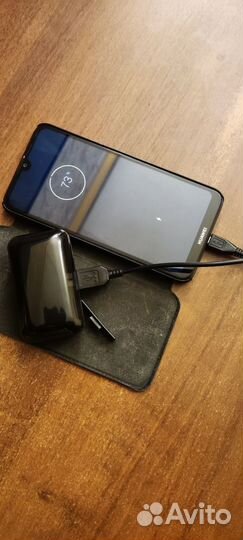 Bluetooth гарнитура с двумя кейсами