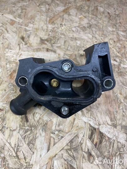 Фланец (тройник) системы охлаждения Ford Focus 3 1