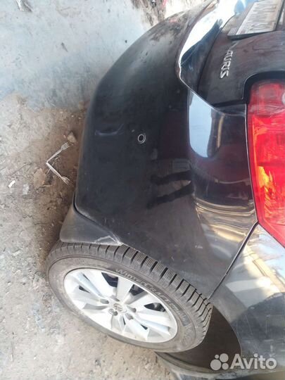 Бампер задний тойота аурис черный под парктроники