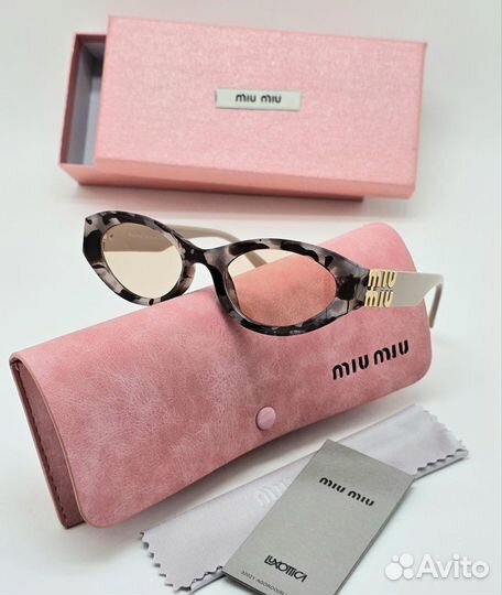 Солнцезащитные очки Miu Miu