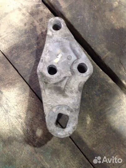 Кронштейн крепления двигателя на Ауди А8 Д3