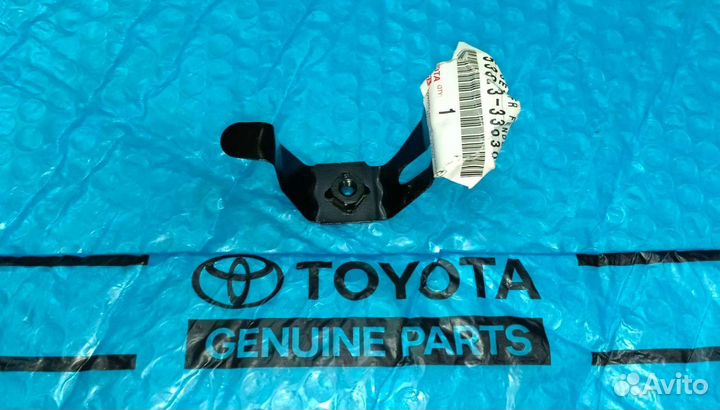 Крепление крыла на суппорте фары Камри 53823-33030