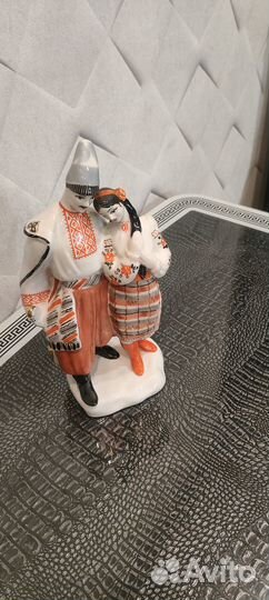 Фаpфopовая cтатуэтка Левко и Окcанa