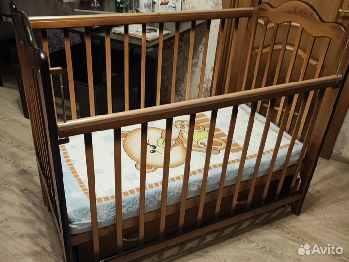 Детская кроватка с продольным маятником