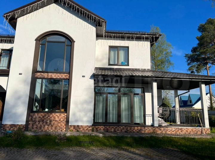 Коттедж 252 м² на участке 12 сот.