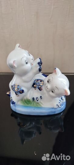 Фигурка из двух играющих котят