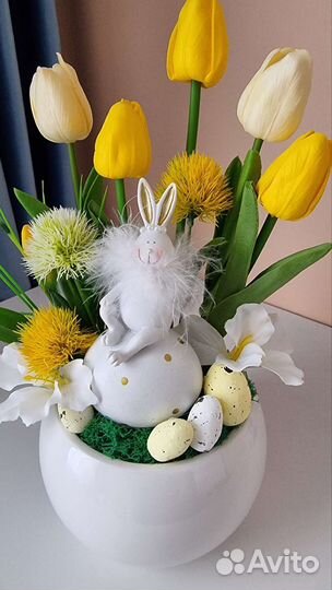 Кролик на яйце в кашпо