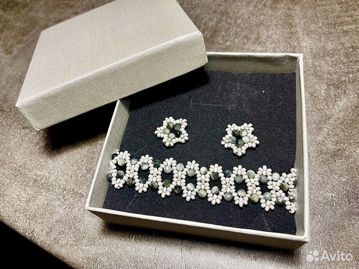 Комплект украшений из натуральных камней и бисера