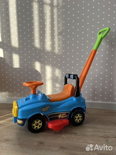 Машинка детская с ручкой