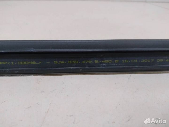 Уплотнитель стекла двери Skoda Rapid 2012-2020