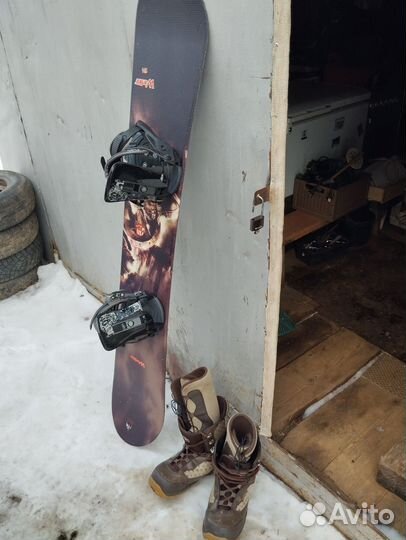 Сноуборд с креплениями и ботинками