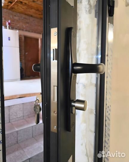 Стеклянные двери алюминиевые