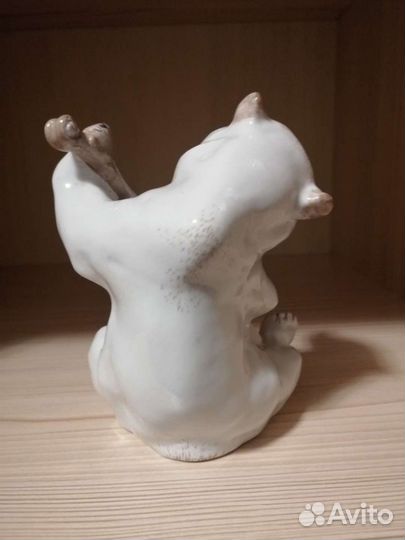 Статуэтка фарфоровая лфз Медведь с виолончелью