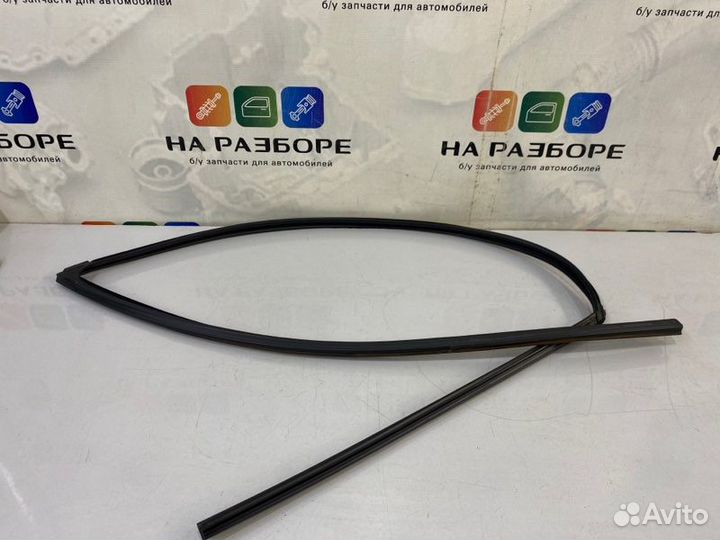 Уплотнительная резинка стекла двери передняя левая