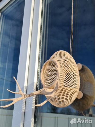 Кормушка для птиц на окно