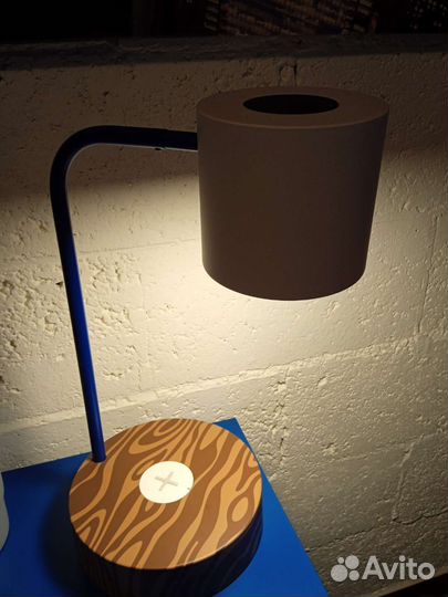 Рабочая лампа с беспроводной зарядкой телефона