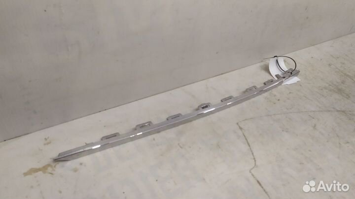 Молдинг решетки радиатора левый Volkswagen Tiguan